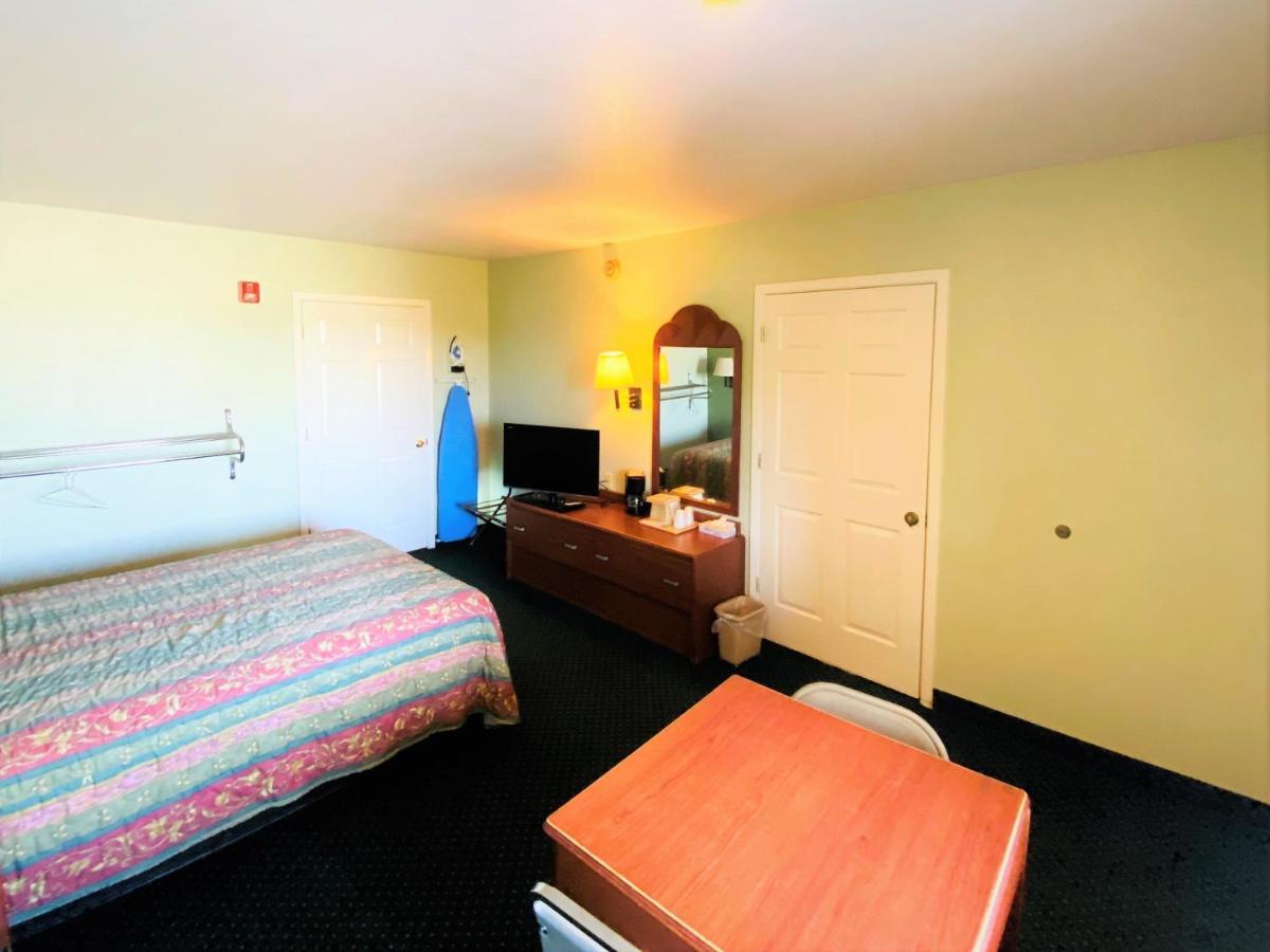 Pine Point Inn & Suites Smithville Exterior photo