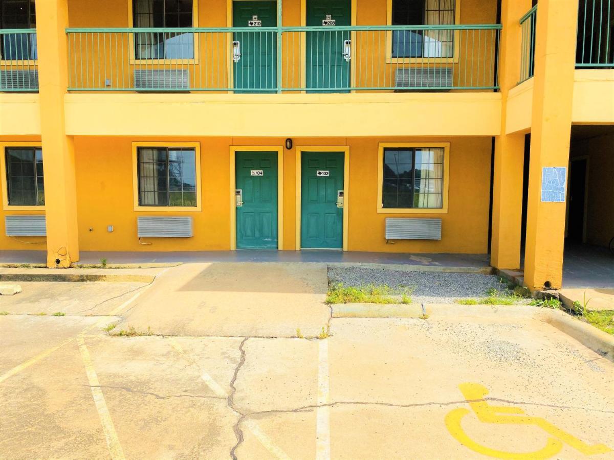 Pine Point Inn & Suites Smithville Exterior photo