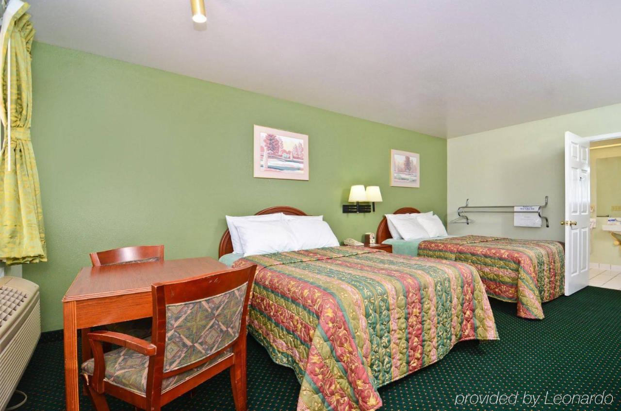 Pine Point Inn & Suites Smithville Exterior photo
